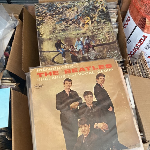 Incredible variety of all your favorite bands on Vinyl from the 60’s 70’s & 80’s - Picture 14 of 14